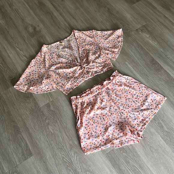 Adorable Pink Floral 2 Piece Set 🌸 - Picture 1 of 11